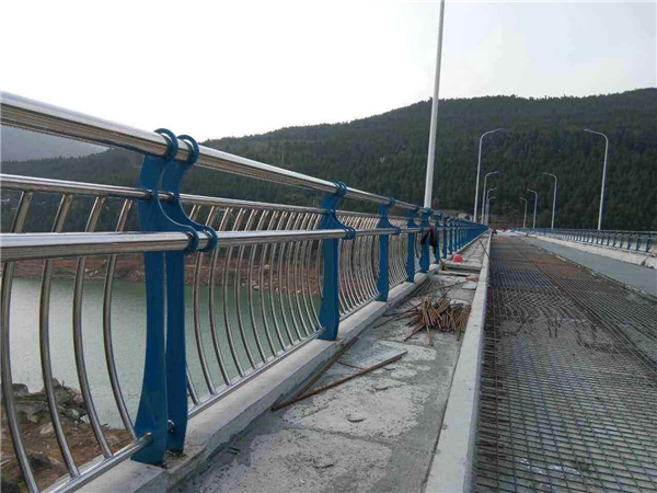 密云不锈钢桥梁护栏的特点及其在桥梁安全中的重要作用