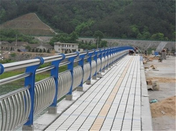密云不锈钢桥梁护栏的特性及其在现代建筑中的应用